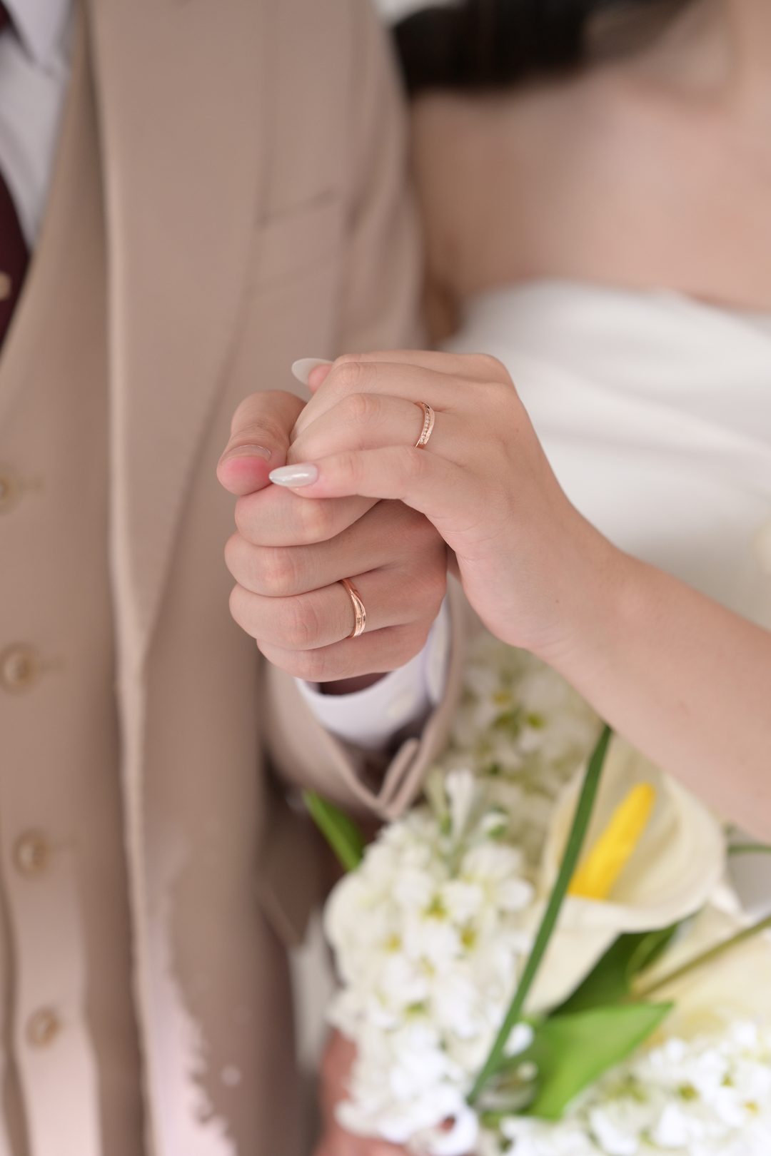 Tay cô dâu chú rể đeo nhẫn cưới